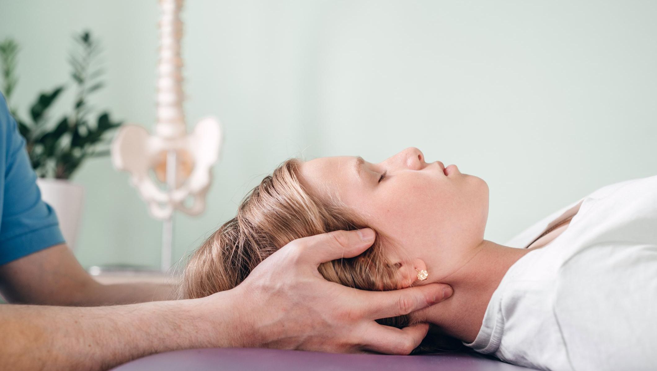 Mann som holder rundt hodet til en kvinne