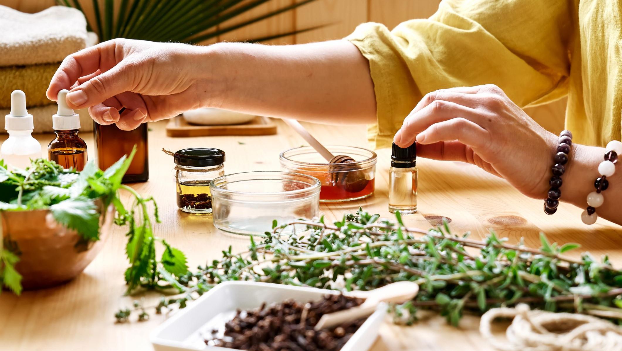 Tilberedning av naturmedisin med urter og eteriske oljer – holistisk behandling