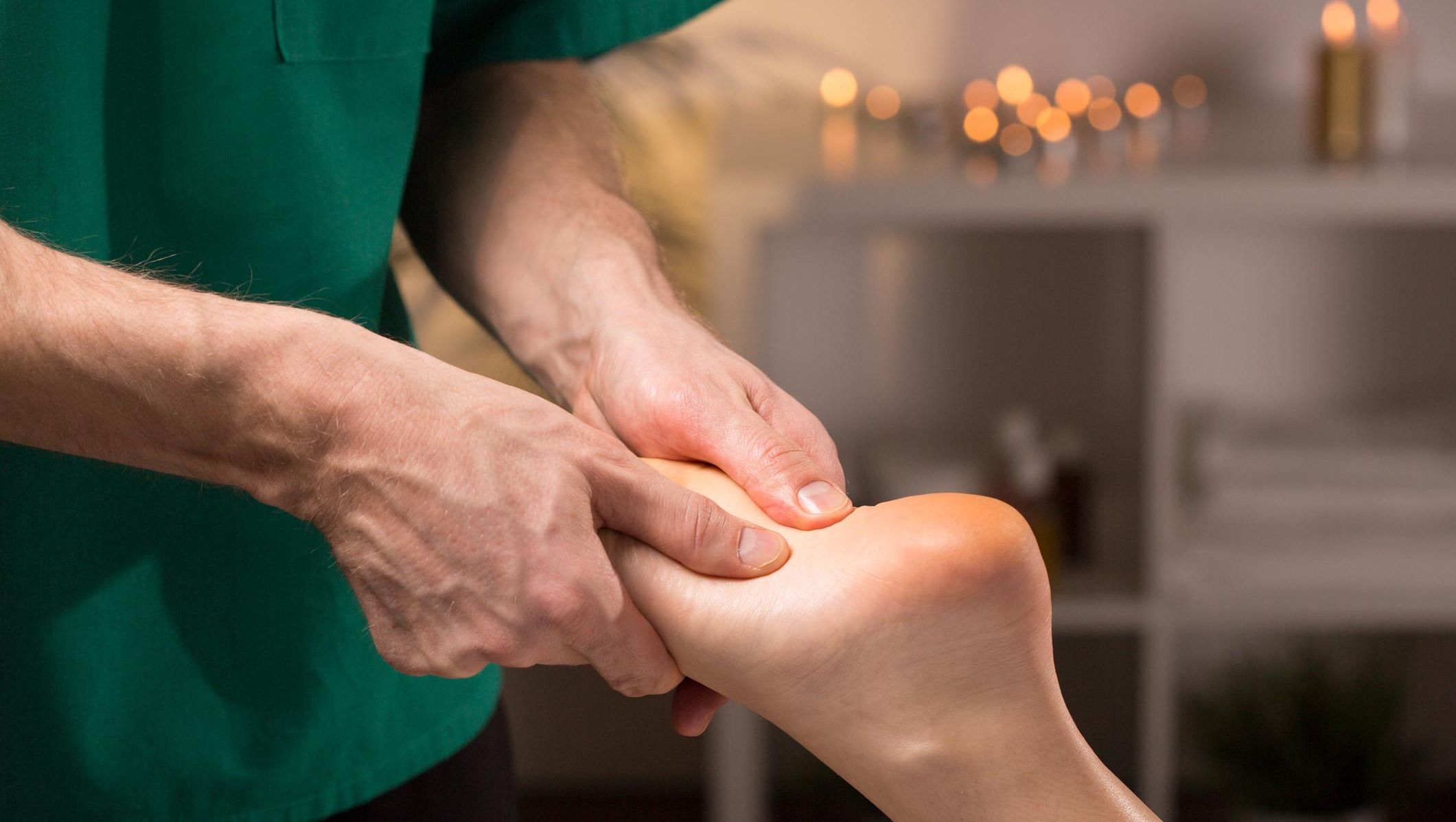 Terapeutisk fotbehandling utført av behandler – lindring av smerter og økt blodsirkulasjon