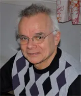 Mann med rutete genser