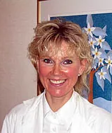 Kvinne med blondt hår og hvit skjorte